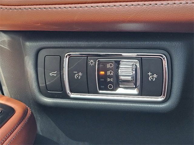 Vehicle image 21 of 32