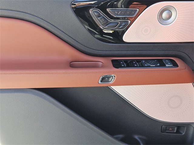 Vehicle image 22 of 32