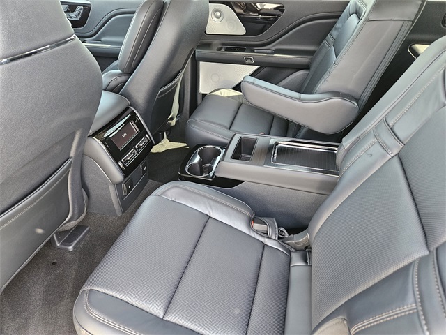 Vehicle image 28 of 32