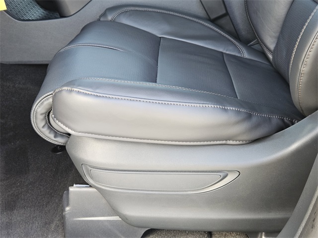 Vehicle image 23 of 32