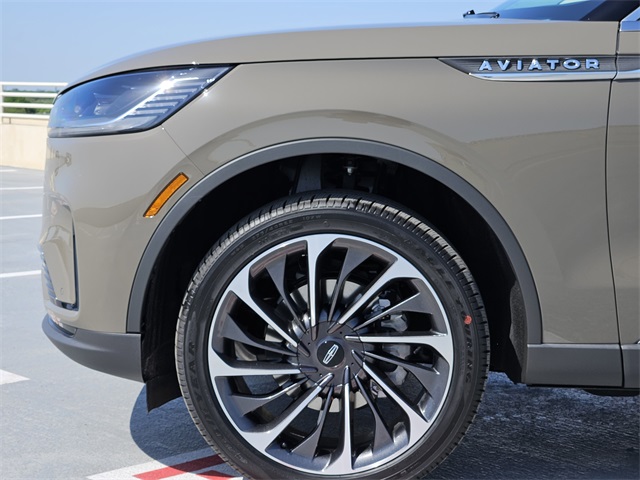 Vehicle image 10 of 32