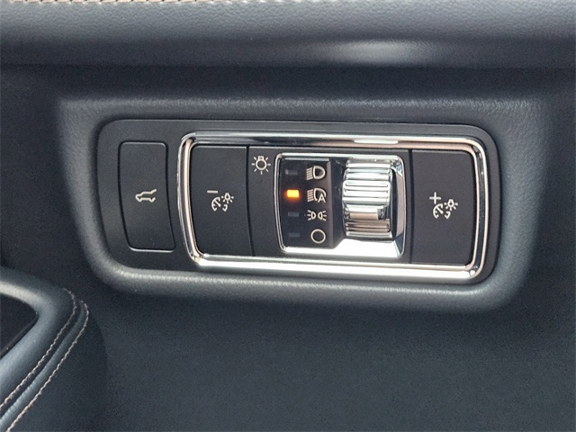Vehicle image 21 of 32