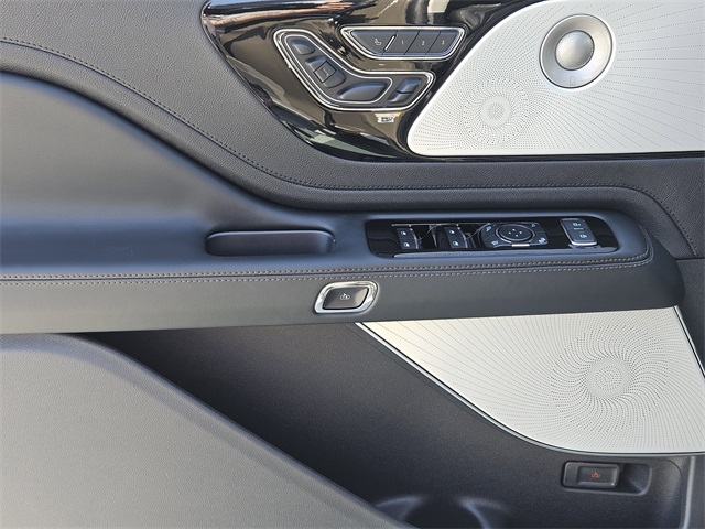 Vehicle image 22 of 32