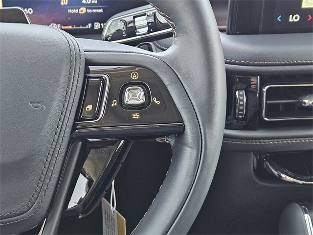 Vehicle image 27 of 32