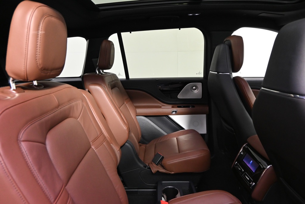 Vehicle image 17 of 34