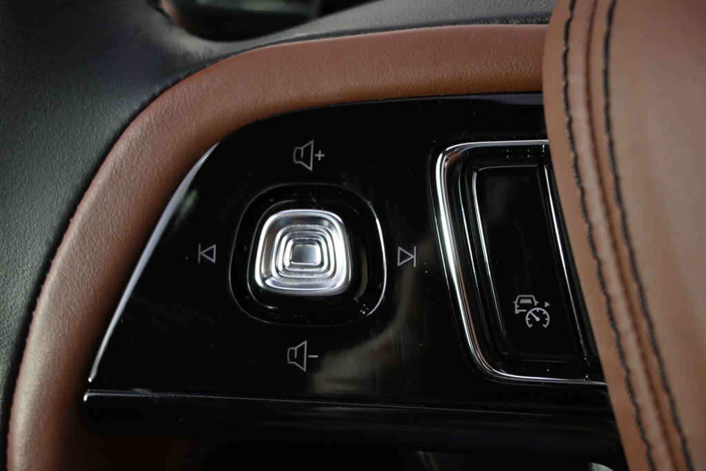 Vehicle image 32 of 34