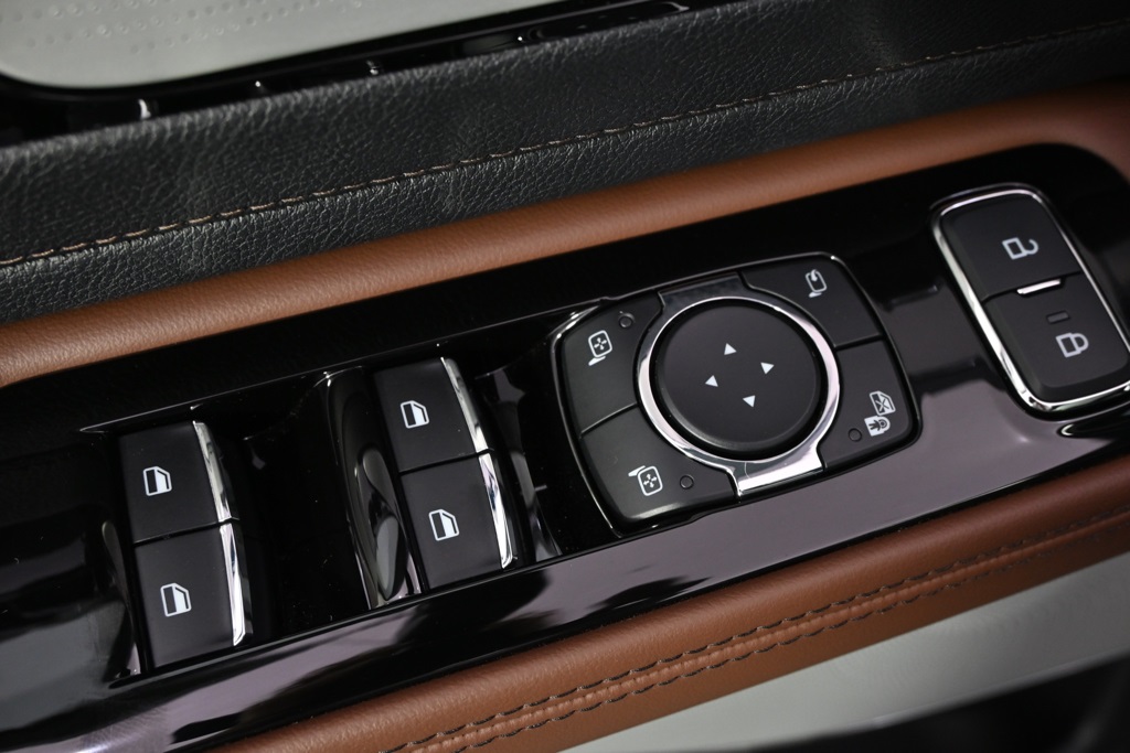 Vehicle image 23 of 34