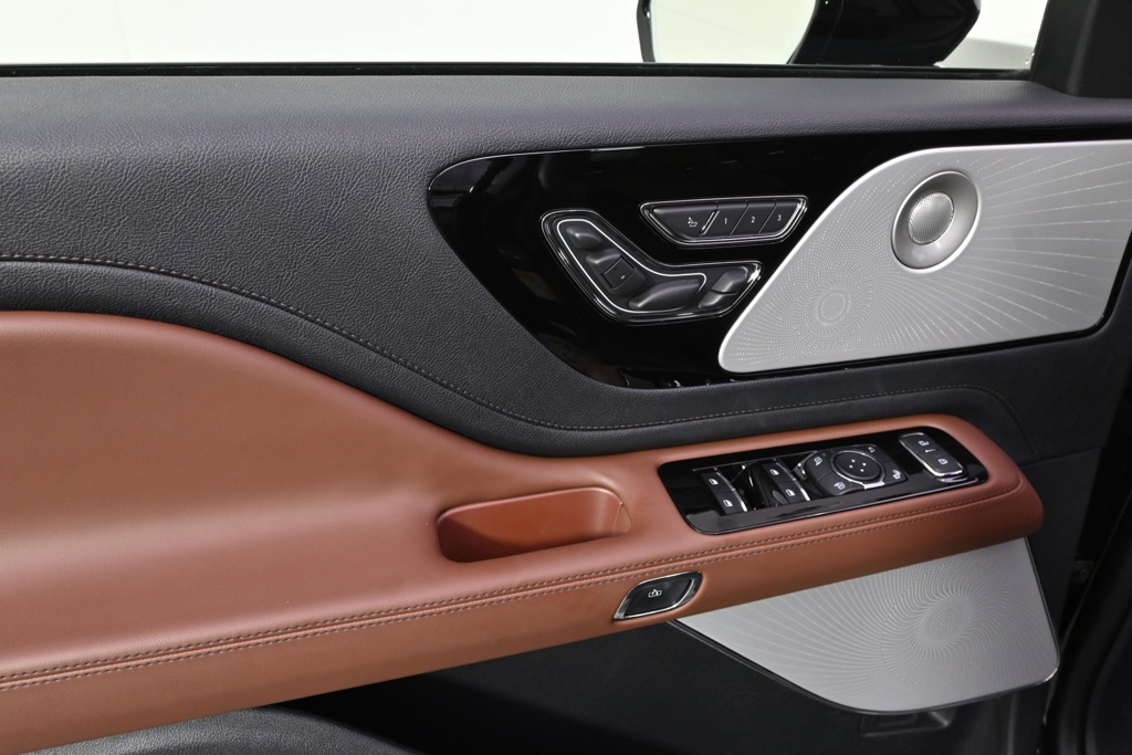 Vehicle image 22 of 34