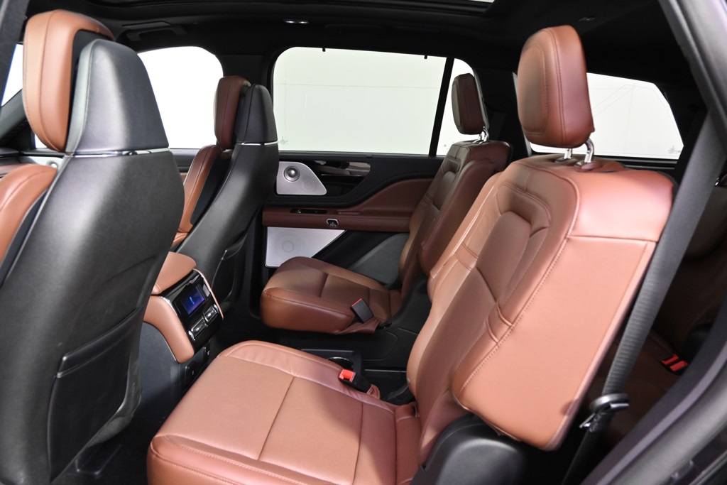 Vehicle image 20 of 34