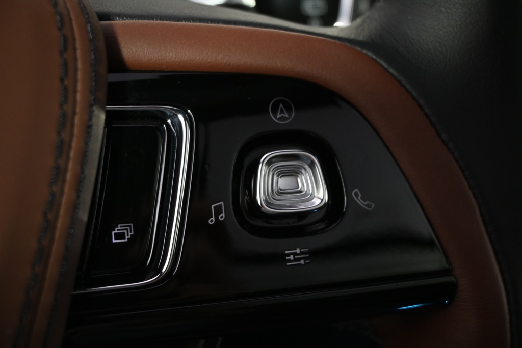 Vehicle image 33 of 34