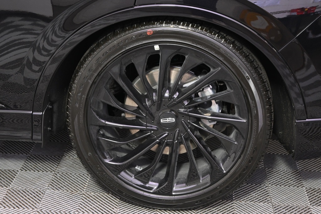 Vehicle image 10 of 32