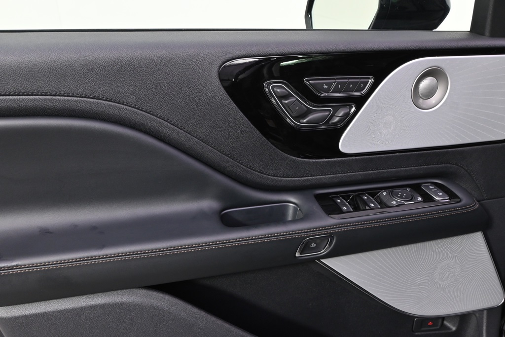 Vehicle image 26 of 32