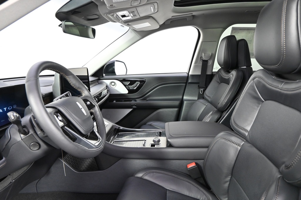 Vehicle image 19 of 32