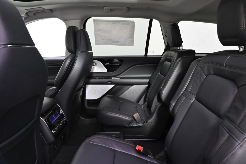 Vehicle image 13 of 32