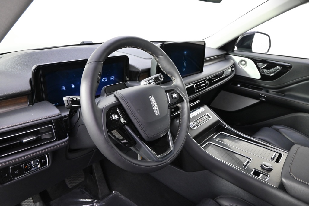 Vehicle image 17 of 32