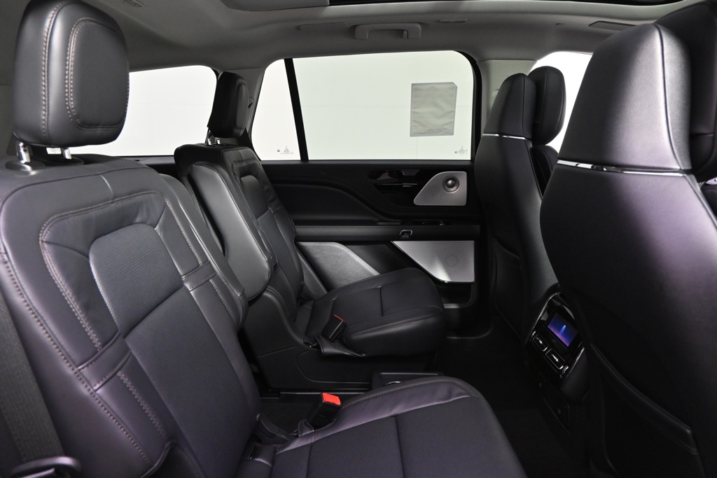 Vehicle image 14 of 32