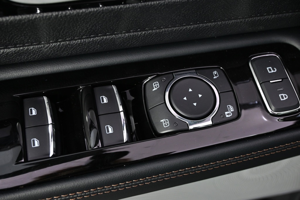 Vehicle image 27 of 32