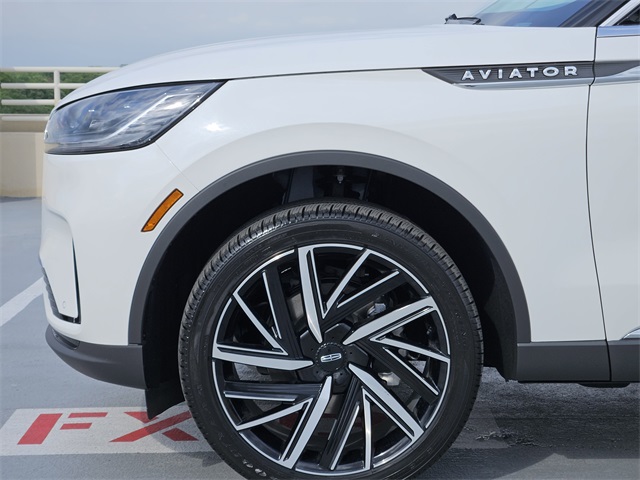 Vehicle image 10 of 32