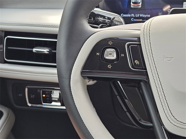 Vehicle image 26 of 32