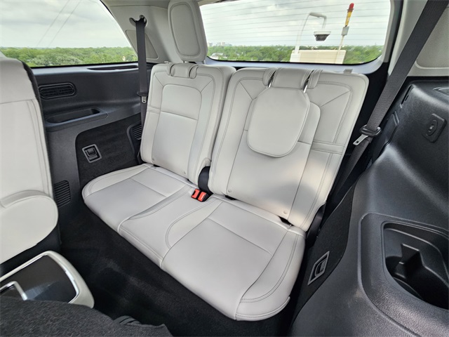 Vehicle image 29 of 32