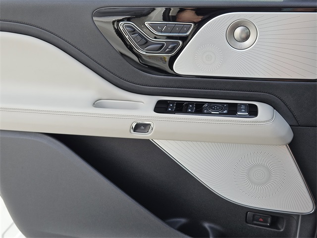 Vehicle image 22 of 32