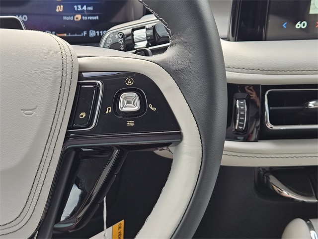 Vehicle image 27 of 32