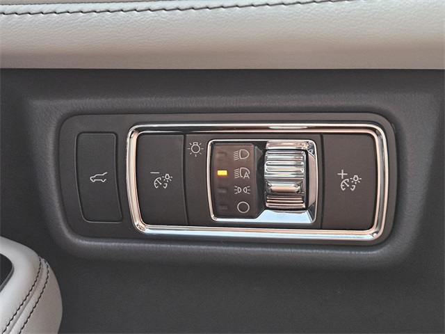 Vehicle image 21 of 32