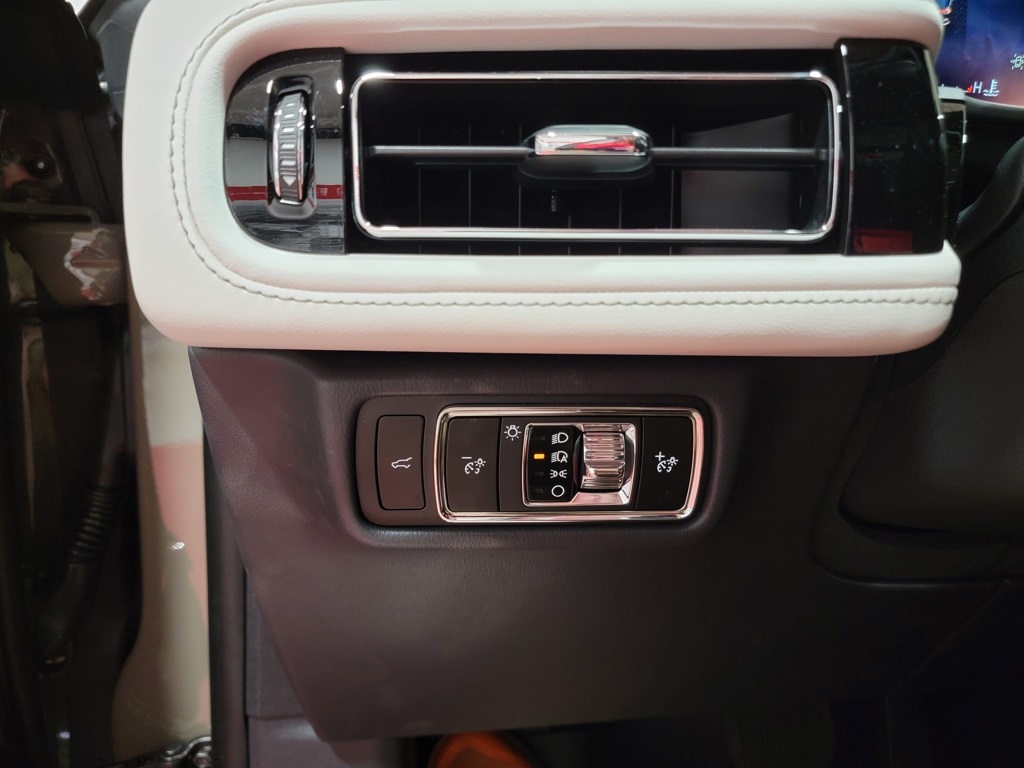 Vehicle image 23 of 29