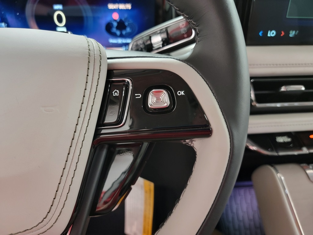 Vehicle image 28 of 29
