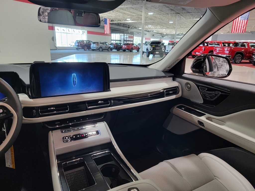 Vehicle image 17 of 29