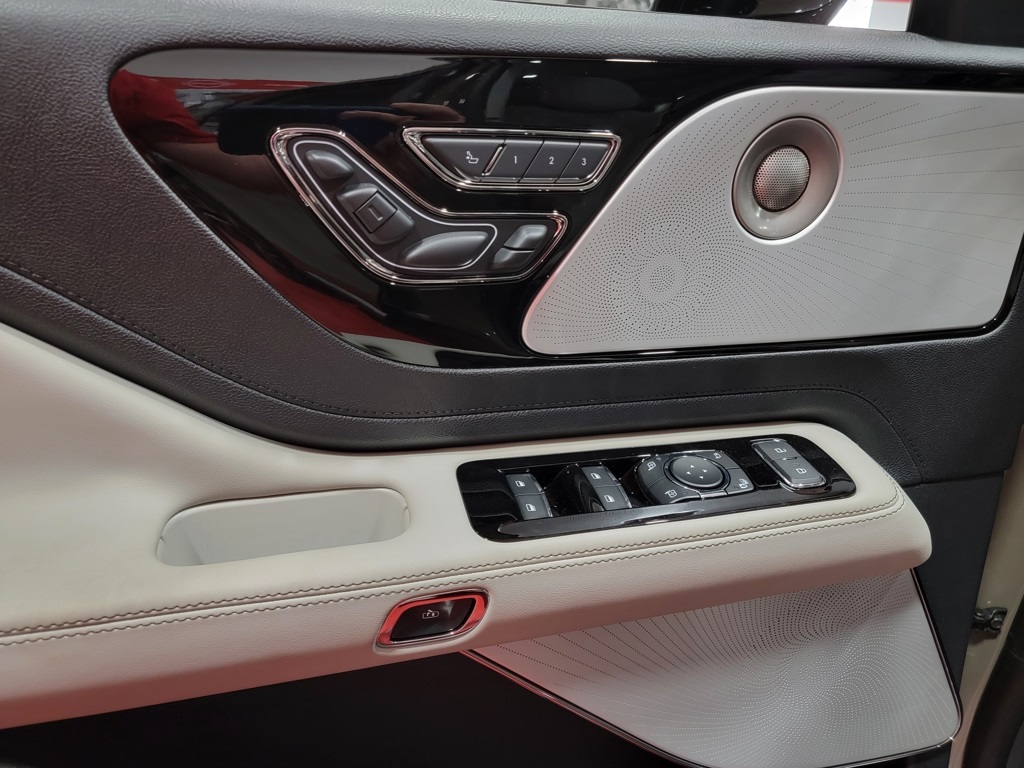 Vehicle image 22 of 29