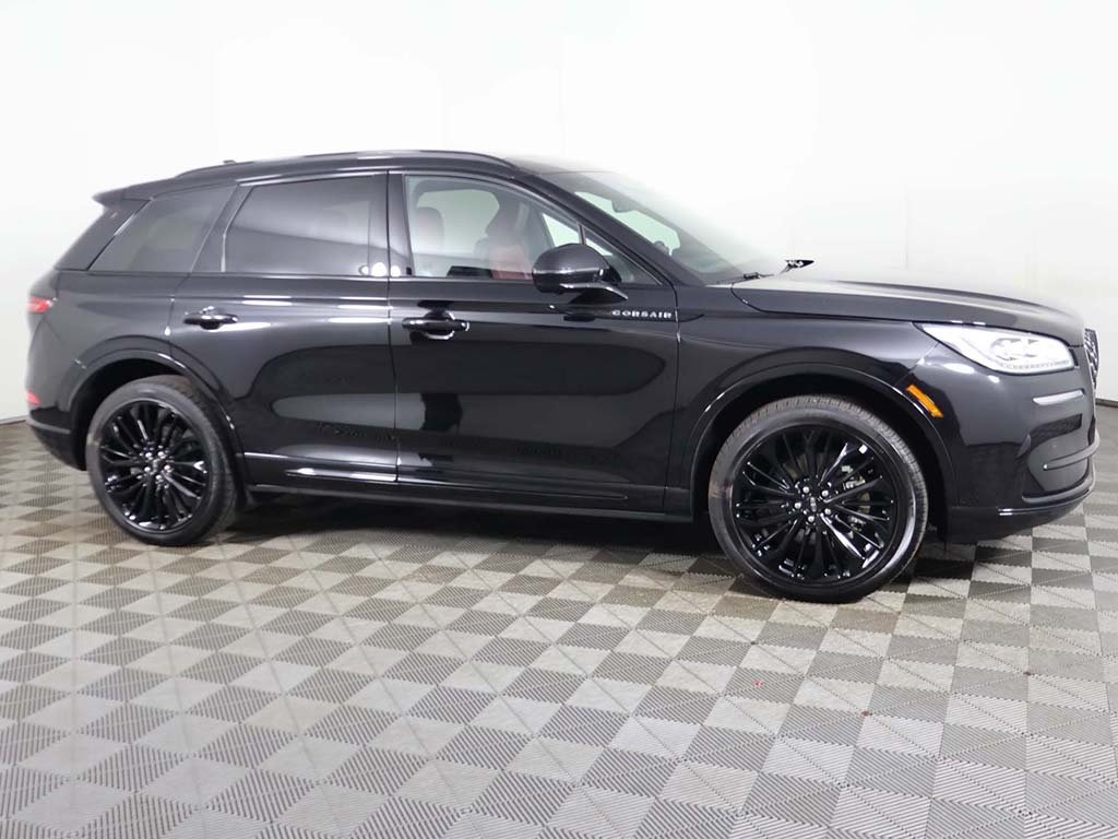 2025 Lincoln Corsair Grand Touring Image 4 of 61