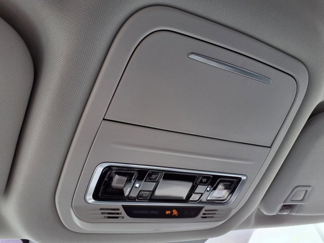 Vehicle image 22 of 32