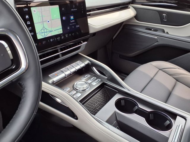Vehicle image 21 of 32