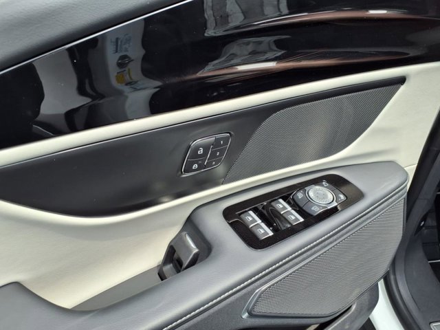 Vehicle image 13 of 32