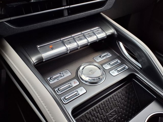 Vehicle image 20 of 32