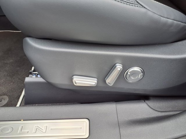 Vehicle image 14 of 32