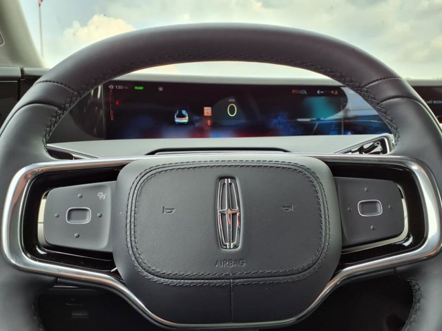 Vehicle image 25 of 32