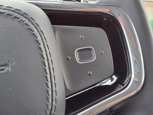 Vehicle image 23 of 32