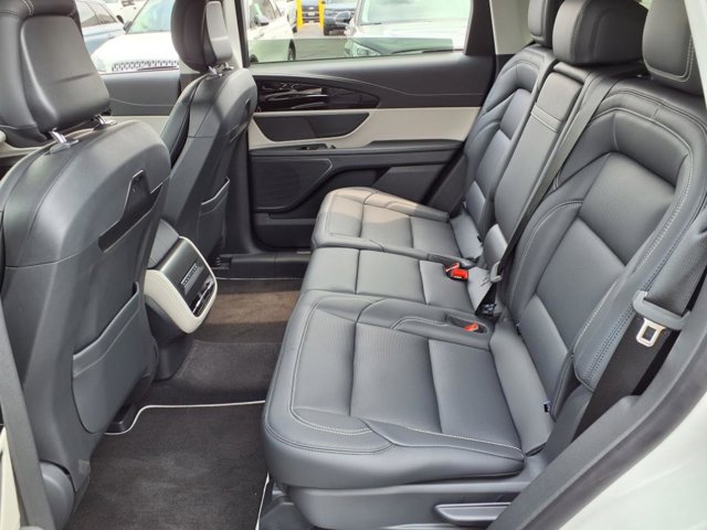 Vehicle image 10 of 32