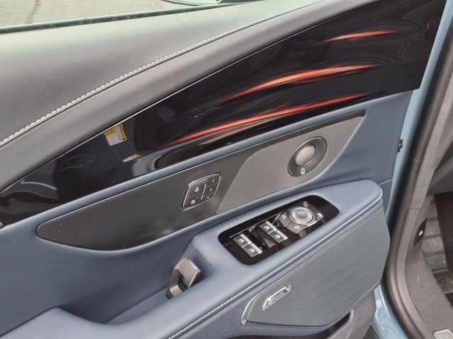 Vehicle image 14 of 26