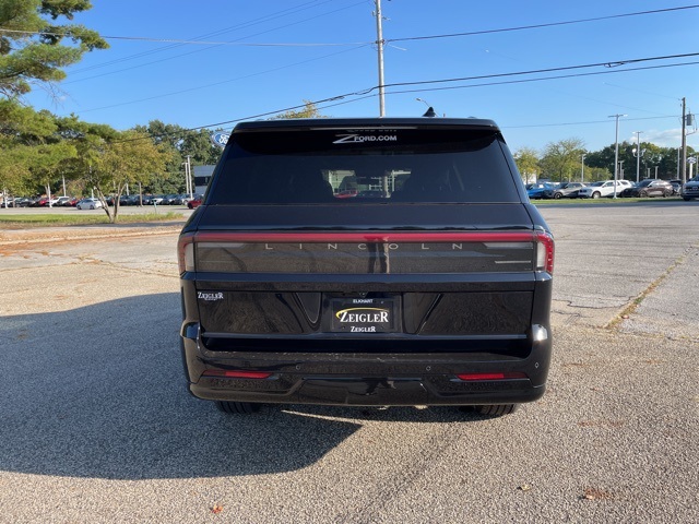 2025 Lincoln Navigator Reserve Image 7 of 54