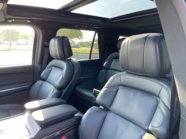 2025 Lincoln Navigator Reserve Image 16 of 54