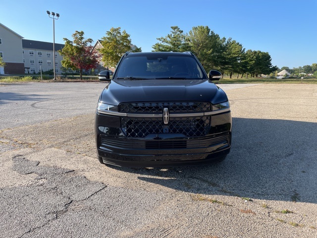 2025 Lincoln Navigator Reserve Image 2 of 54