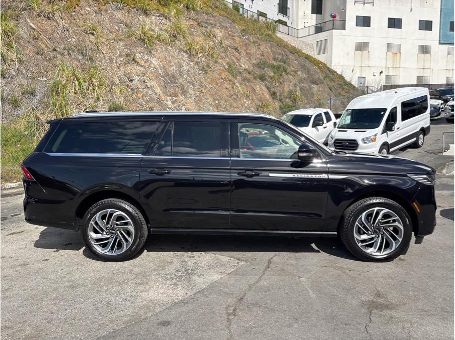 2025 Lincoln Navigator L Reserve Image 3 of 36