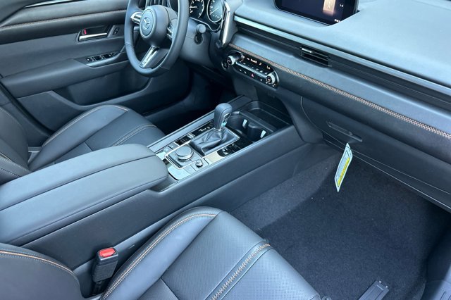 2025 Mazda CX-50 2.5 S Premium Plus Package Image 17 of 34