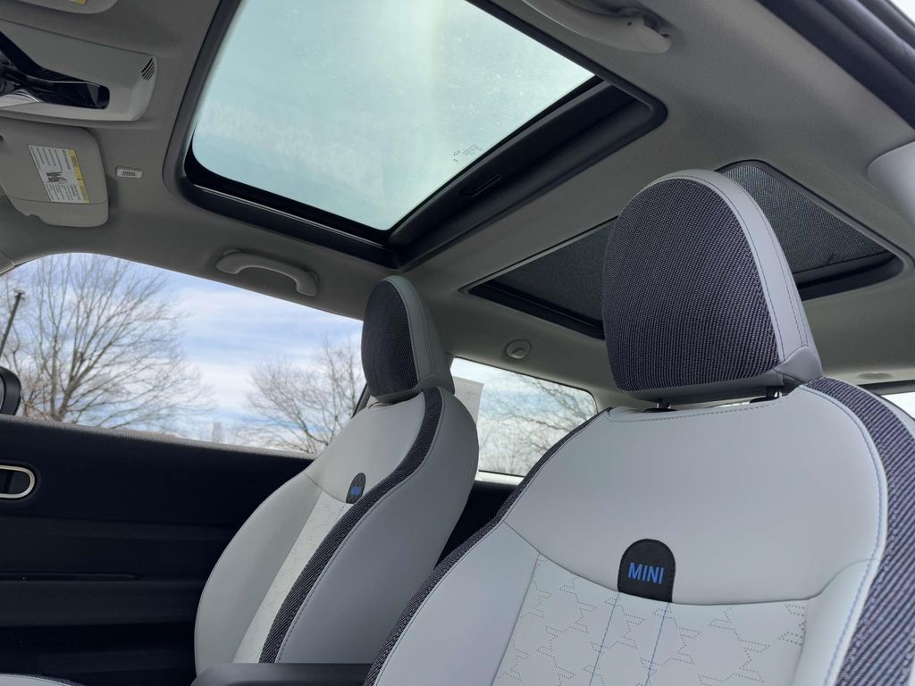 Vehicle image 25 of 30