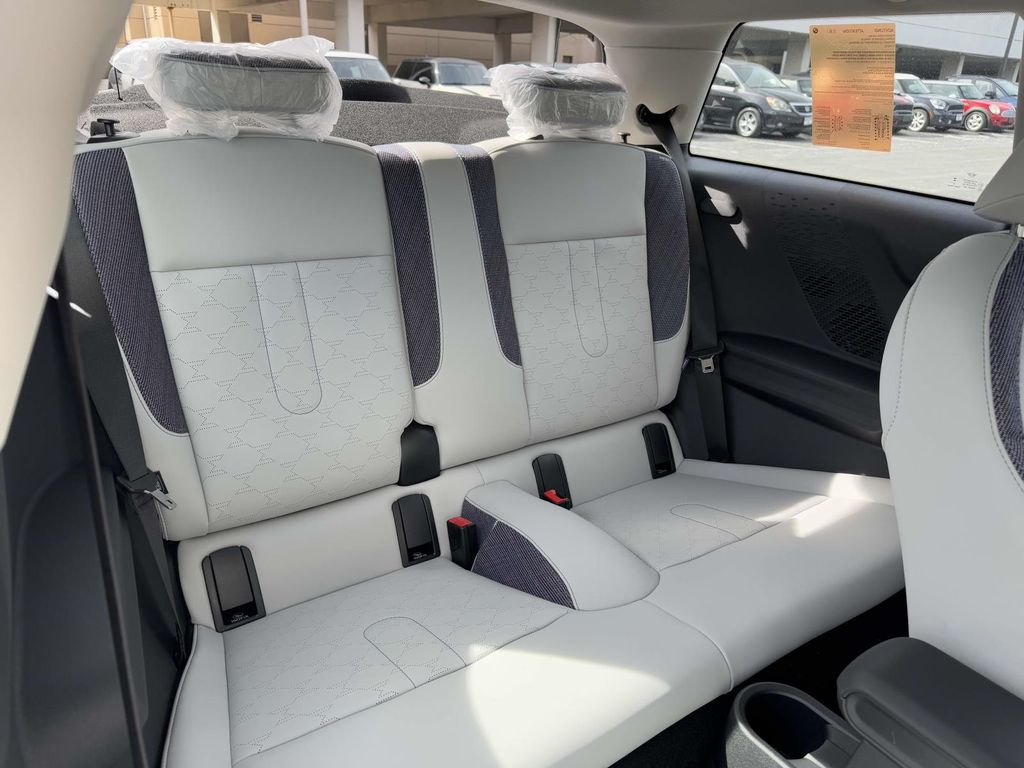 Vehicle image 19 of 30