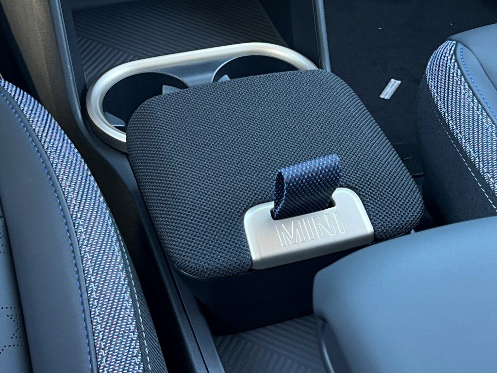 Vehicle image 17 of 23
