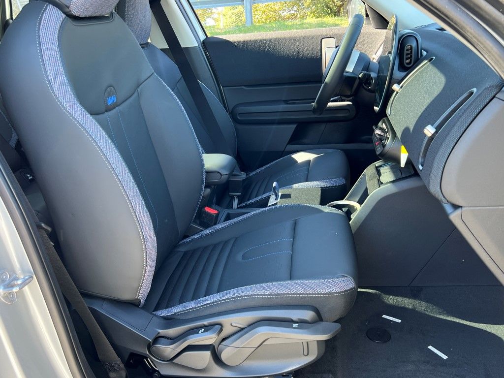Vehicle image 7 of 23